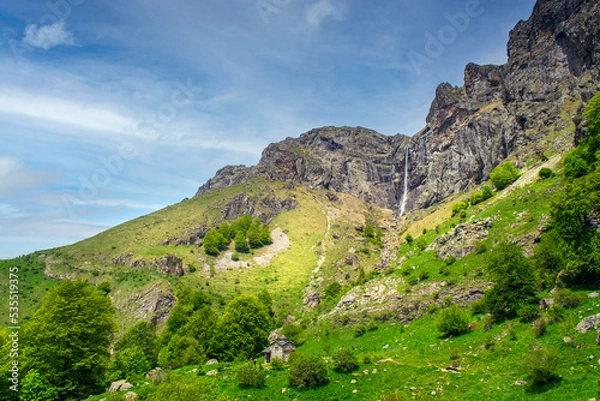 Obraz Path to Raiskoto praskalo waterfall and Botev peak in Balkan mountain, Bulgaria