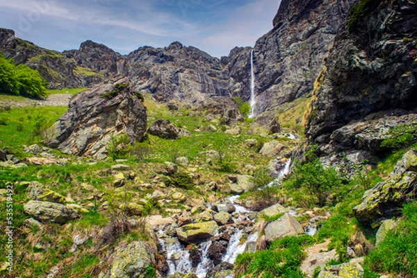 Obraz Path to Raiskoto praskalo waterfall and Botev peak in Balkan mountain, Bulgaria