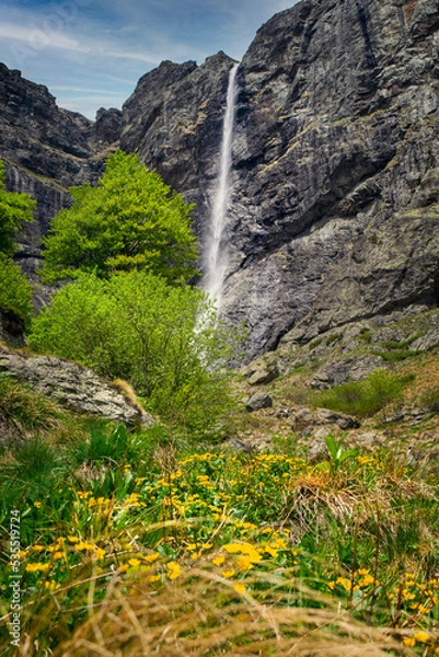 Obraz Path to Raiskoto praskalo waterfall and Botev peak in Balkan mountain, Bulgaria