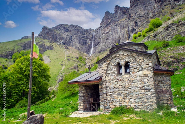Obraz Path to Raiskoto praskalo waterfall and Botev peak in Balkan mountain, Bulgaria