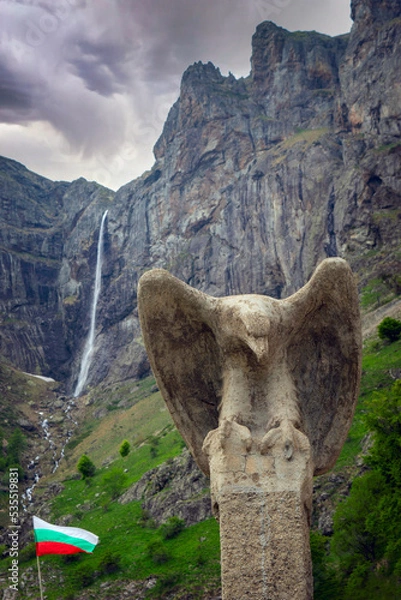 Obraz Path to Raiskoto praskalo waterfall and Botev peak in Balkan mountain, Bulgaria