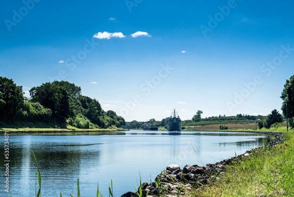 Obraz A Navy ship on the Kiel Canal