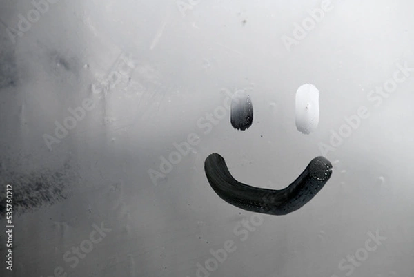 Fototapeta 비오는 날 유리창 손가락으로 그린 스마일