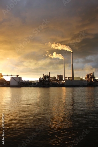 Fototapeta SDGs 地球環境！黄金色に輝く空とコンビナート　太陽に照らされる雲と海のヒカリ　山口県周南市