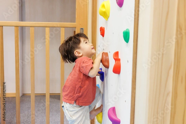 Obraz ボルダリングを楽しむ子供