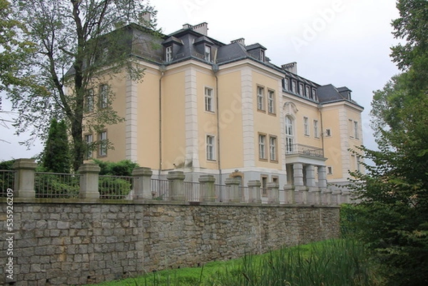 Obraz Neobarokowy pałac w Krzyżowej (Polska, województwo dolnośląskie) z XVIII wieku.