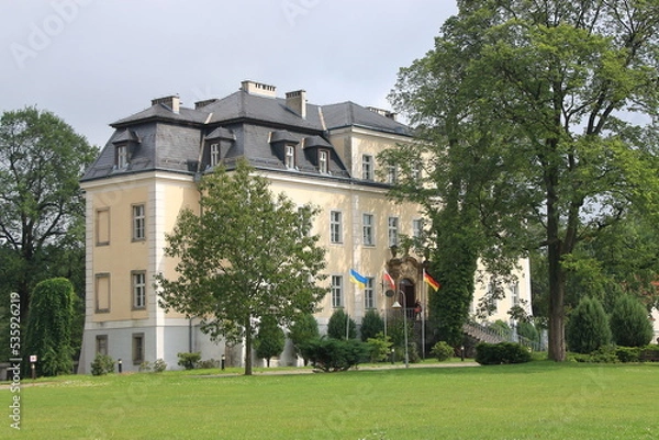 Obraz Neobarockpalast aus dem 18. Jahrhundert in Krzyżowa (Polen, Niederschlesien).