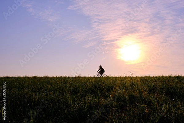 Obraz 朝日の中江戸川の土手サイクリング