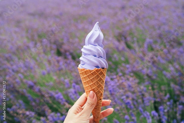 Fototapeta ラベンダーソフトクリームアイス
