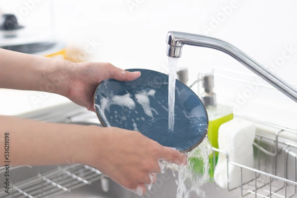 Obraz 皿洗いをする女性の手元