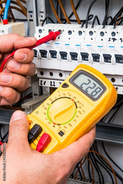 Fototapeta Digitales Messgerät an einem Sicherungskasten