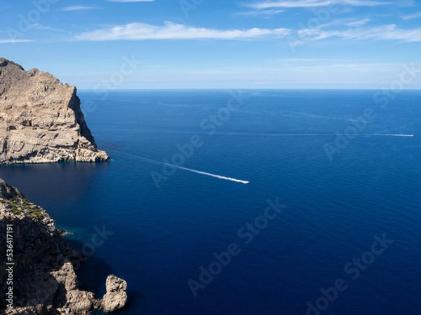 Fototapeta Formentor, Mallorca. Un barco cruzando el mar azul.