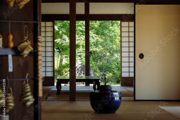 Fototapeta 日本民家の室内越しに見える緑の庭