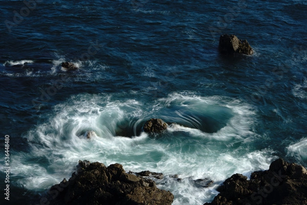 Fototapeta 磯で渦巻く波の美しい軌跡
