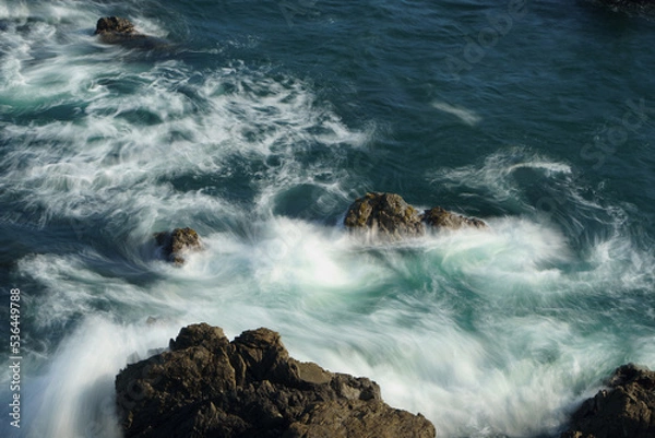 Fototapeta 岩場で渦巻く波の美しい軌跡