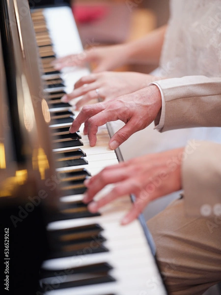 Fototapeta ピアノを連弾する人たちの手元