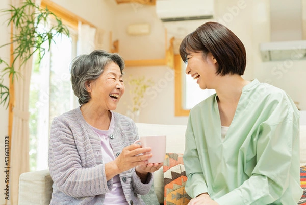 Fototapeta 自宅 一緒にお茶を飲む祖母と孫