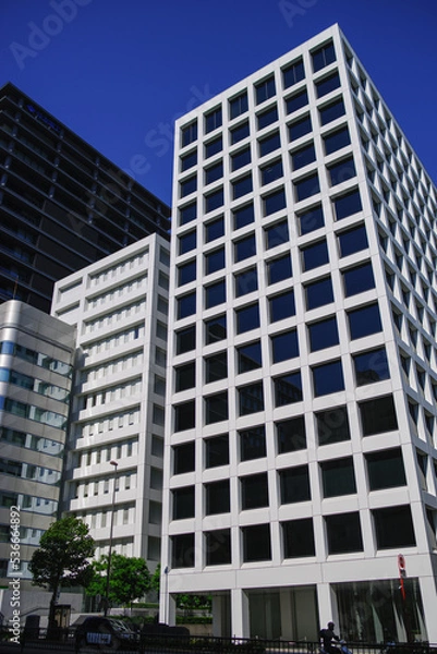 Fototapeta 日本の東京港区赤坂の白いビルたち