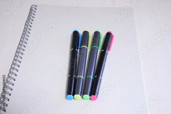 Obraz 白いノートと各色のマーカーペン