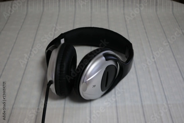 Obraz シルバー色の有線ヘッドホン