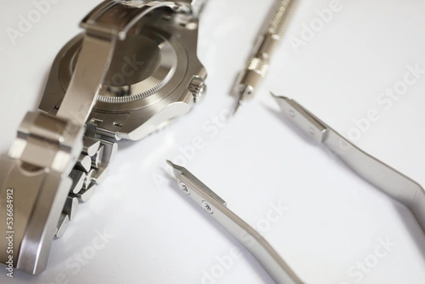 Obraz 腕時計のブレスレットを外す精密な工具