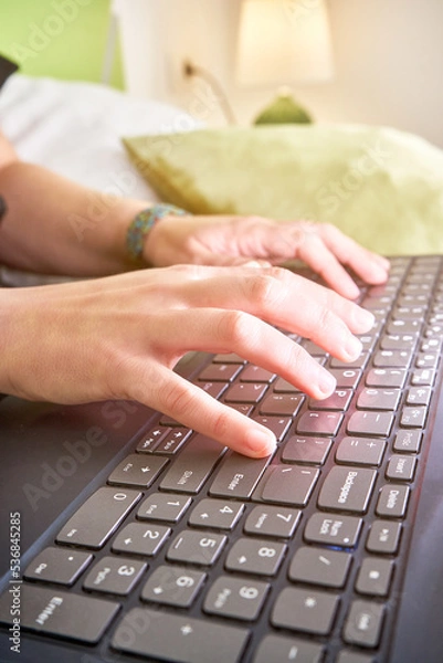 Fototapeta Vertical closeup of the hands on the keyboard.