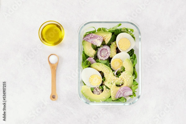 Fototapeta Batch cooking. Boîte repas. Cuisiner par lots. Boîte à déjeuner à emporter. Salade avocat, oignon, oeufs. Repas équilibré. Nourriture saine.  Zero déchet. Repas tendance. Concept. Batchcooking