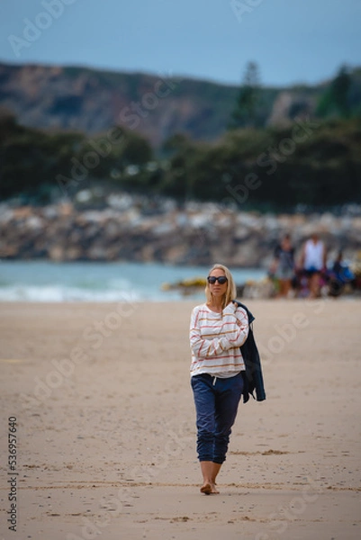 Obraz walking on the beach