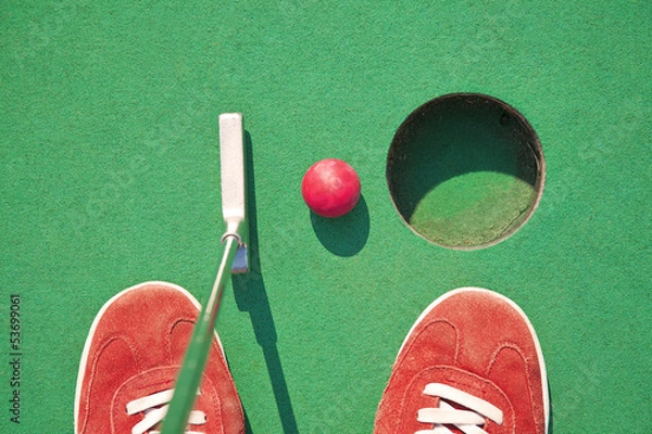 Fototapeta Zbliżenie miniaturowej dziury golfowej z nietoperem i piłką