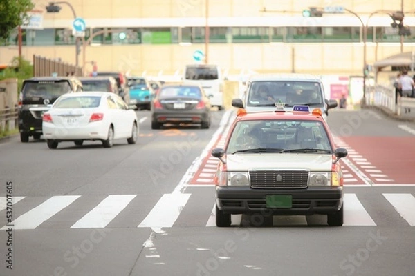 Fototapeta 交差点のタクシー
