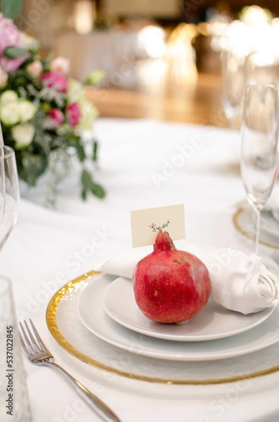 Fototapeta Beautiful wedding decoration. Banquet table setting and decoration. Flower decoration of wedding tables. Cutlery on the table.