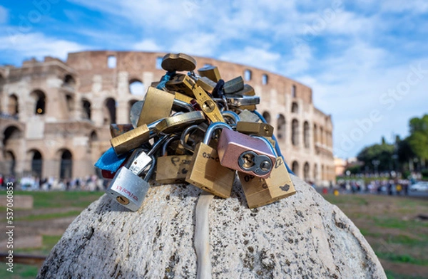 Obraz Love locks on the background of the Colosseum