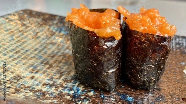 Obraz spicy salmon gunkan sushi 