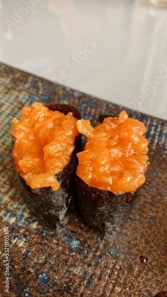 Obraz salmon gunkan sushi roll