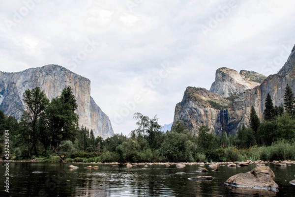 Fototapeta Yosemite valley. Stunning scenery of mountains and forests in Yosemite National park in a cloudy day, California