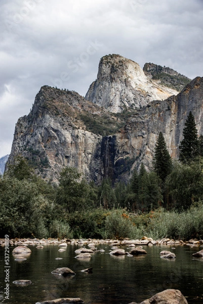 Fototapeta Yosemite valley. Stunning scenery of mountains and forests in Yosemite National park in a cloudy day, California