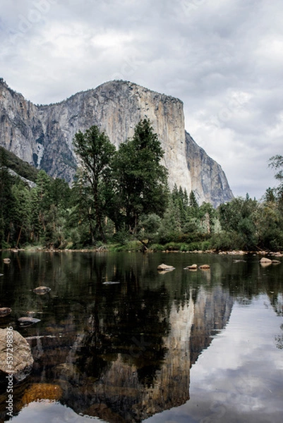 Fototapeta Yosemite valley. Stunning scenery of mountains and forests in Yosemite National park in a cloudy day, California
