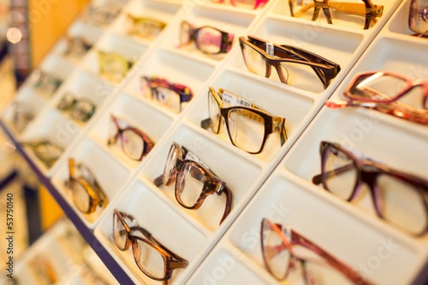 Obraz Okulary, cienie i okulary przeciwsłoneczne w sklepie optometrysty