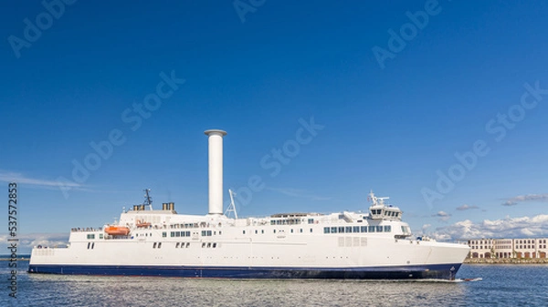 Obraz Schiff bzw. Fähre mit Segel, einem Flettner-Rotor, in der Hafeneinfahrt von Rostock Warnemünde