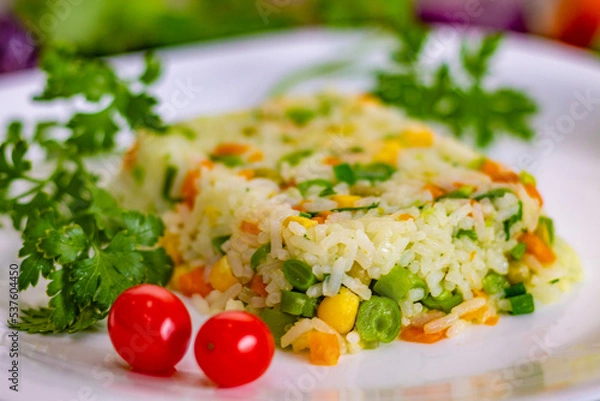 Obraz Arroz À Grega, Prato Com Milho, Cenoura E Ervilha