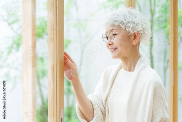 Obraz 窓の外を眺めるシニア女性