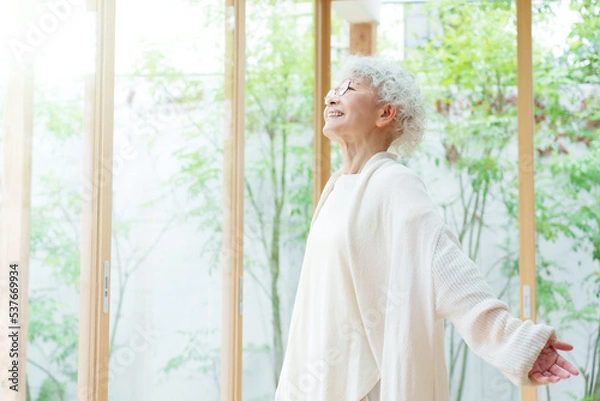 Fototapeta 日光浴をするシニア女性