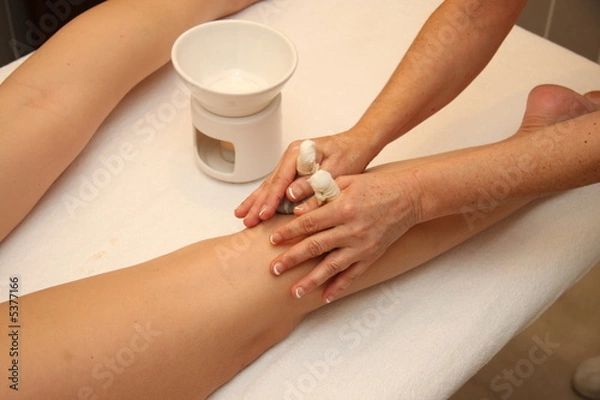 Obraz massage du mollet à la pierre chaude