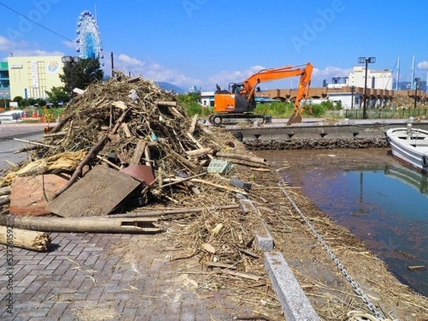 Obraz 港の災害ゴミの山