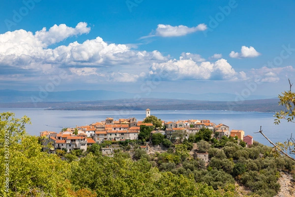 Obraz Die schöne Ortschaft Beli auf der Insel Cres liegt auf einem 130 Meter hohen Hügel, Kroatien