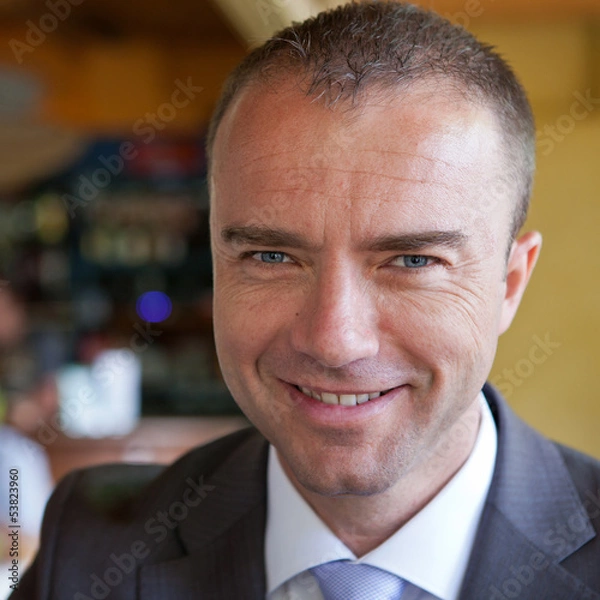 Fototapeta Portrait d'un homme heureux et souriant (40s)