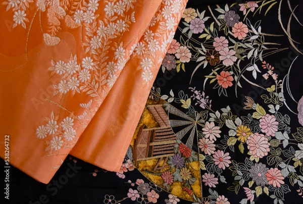 Obraz 豪華な日本の着物と帯、結婚式の着物と帯、花柄模様の刺繍の黒留袖