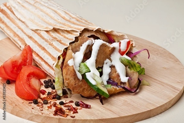Obraz kebab w tortilli z warzywami