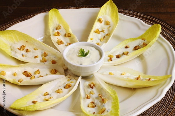 Fototapeta Endivias con salsa de roquefort y nueces