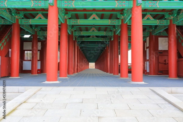 Fototapeta 대한민국 경주에 있는 유명한 관광명소인 월정교의 아름다운 풍경이다.